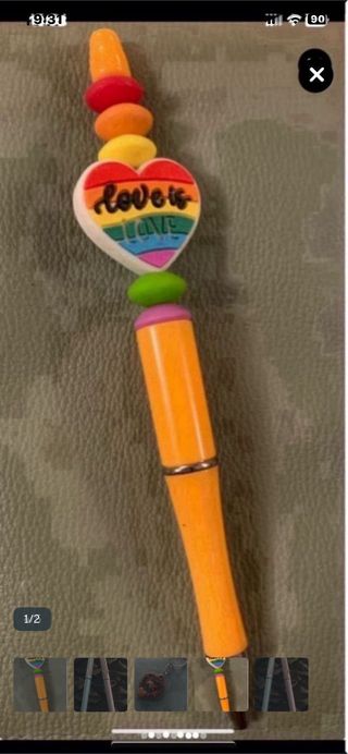 Varios llaveros y bolígrafos enamorados nuevos