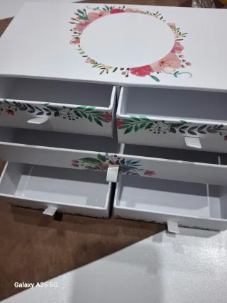 Portagioie bianco con decorazioni floreali