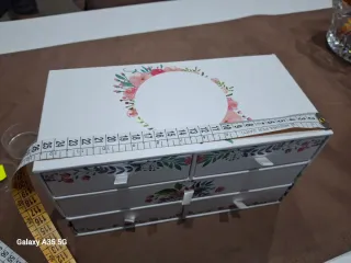 Portagioie bianco con decorazioni floreali