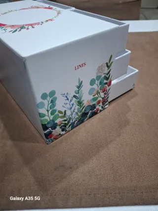 Portagioie bianco con decorazioni floreali