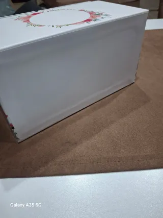 Portagioie bianco con decorazioni floreali