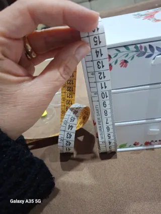 Portagioie bianco con decorazioni floreali