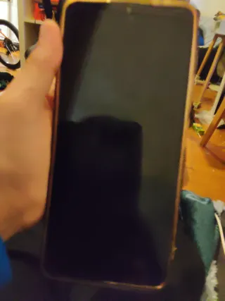 Móvil Negro y Dorado