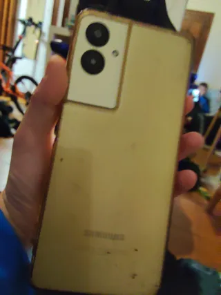 Móvil Negro y Dorado