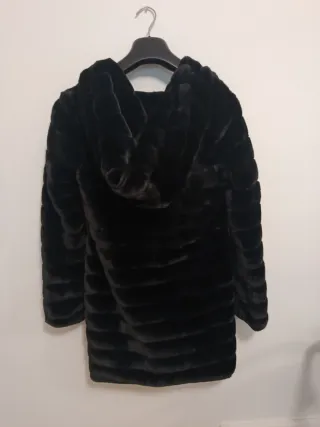 Abrigo negro de pelo sintético