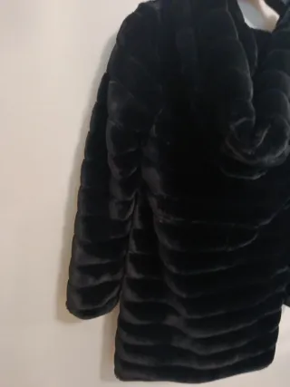 Abrigo negro de pelo sintético