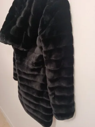 Abrigo negro de pelo sintético