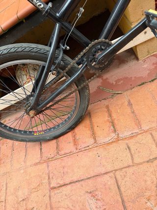 Bicicleta BMX negra y naranja