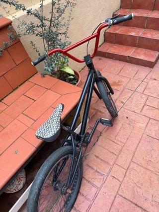 Bicicleta BMX negra y naranja