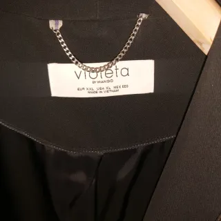 Americana negra y blusa blanca October