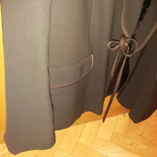 Americana negra y blusa blanca October