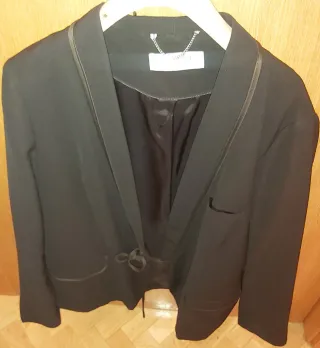 Americana negra y blusa blanca October