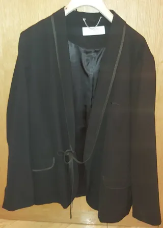 Americana negra y blusa blanca October