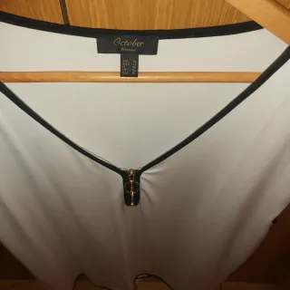 Americana negra y blusa blanca October