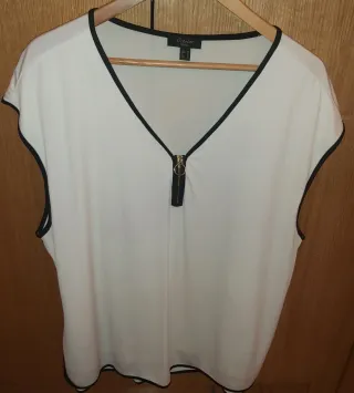 Americana negra y blusa blanca October