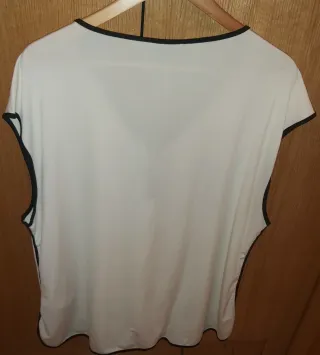 Americana negra y blusa blanca October