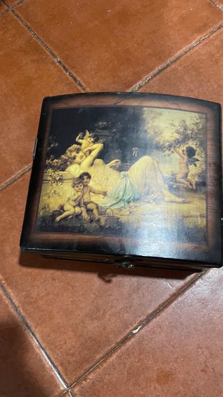 Joyero antiguo con escena de cupidos