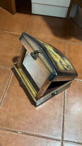 Joyero antiguo con escena de cupidos