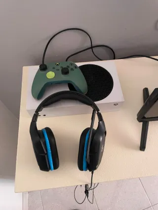 Xbox Series S +  Controles + Audífonos