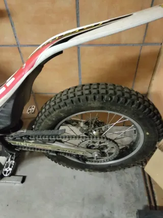 Moto de trial roja y blanca