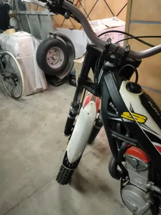 Moto de trial roja y blanca