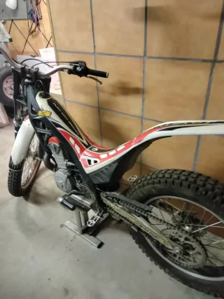 Moto de trial roja y blanca