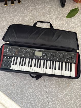 Sintetizador Behringer Deepmind 12