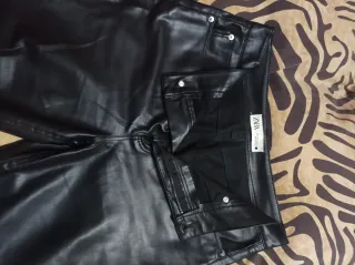 Pantalón polipiel Zara negro