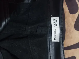 Pantalón polipiel Zara negro