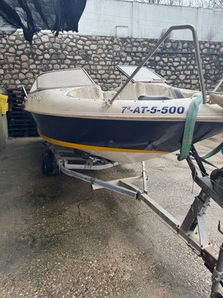 Casco de barco con papeles