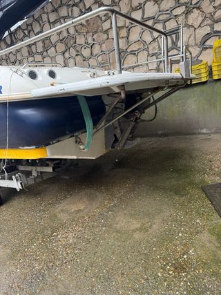 Casco de barco con papeles