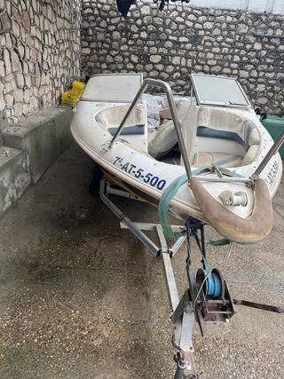 Casco de barco con papeles