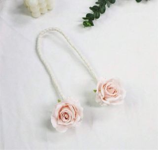 Sujetadores de cortina con flores rosas