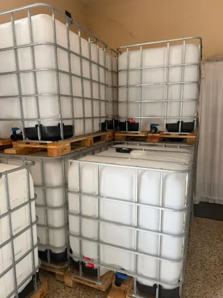 Depósito de agua IBC 1000L con jaula