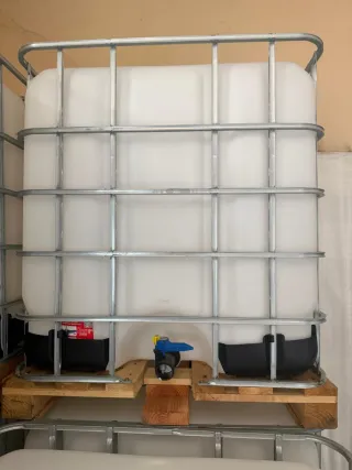 Depósito de agua IBC 1000L con jaula