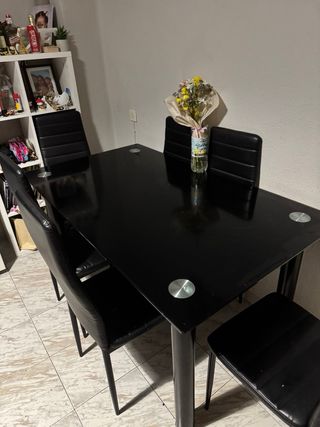 Mesa de comedor negra con 4 sillas