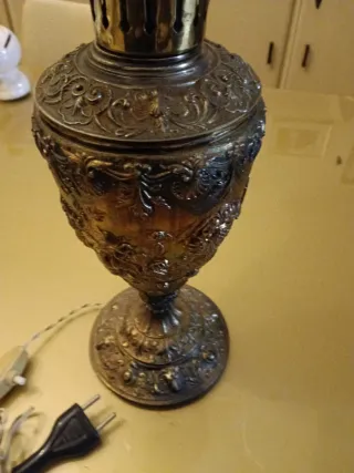 Lampada con base in ferro lavorato