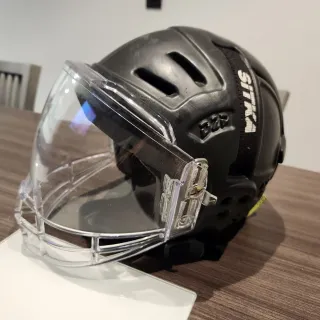 Casco de hockey SITKA con visera