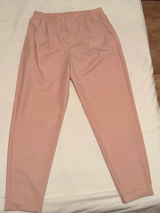 Pantalón de vestir rosa con etiqueta