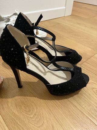 Scarpe donna: tacchi, sneakers, stivaletti