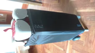 Cuna de viaje plegable roja y negra.