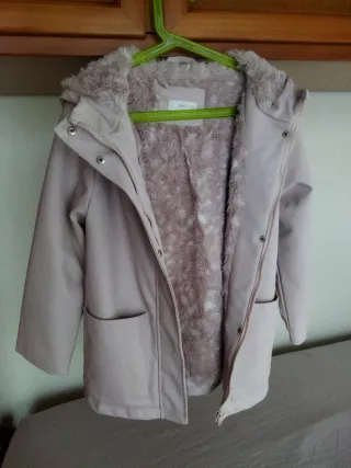 Abrigo niña Mango impermeable con capucha