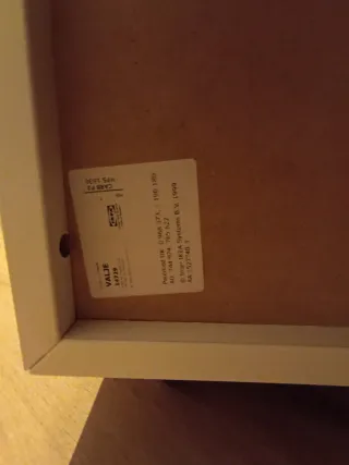 Estantería Ikea con ruedas añadidas.