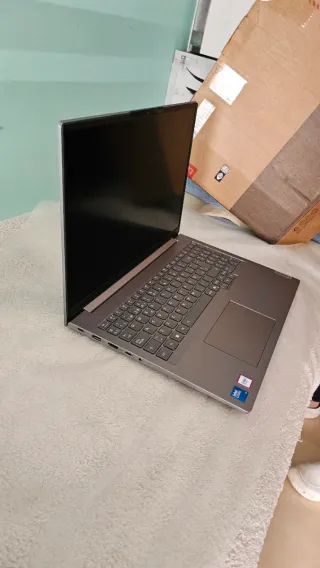 Ordenador Lenovo Gris y Negro