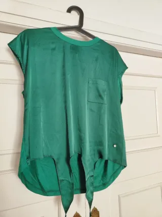 Conjunto verde top y falda de piel sintética
