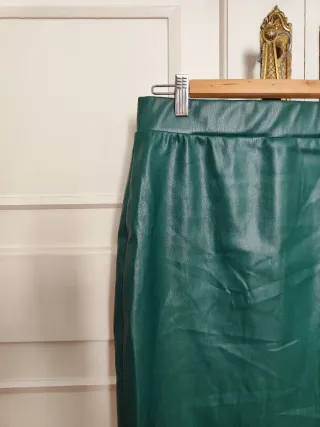 Conjunto verde top y falda de piel sintética