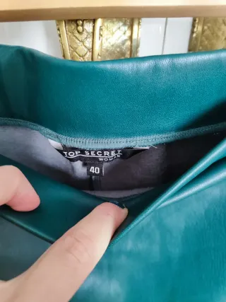 Conjunto verde top y falda de piel sintética