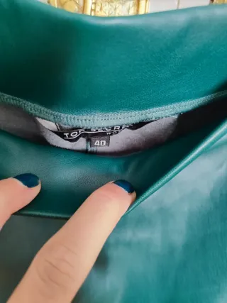 Conjunto verde top y falda de piel sintética