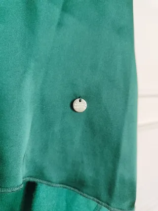 Conjunto verde top y falda de piel sintética