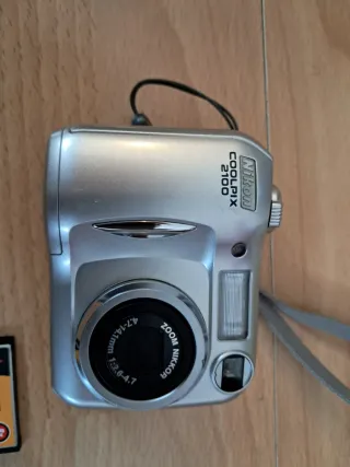 Cámara Nikon Coolpix 2100 Plata